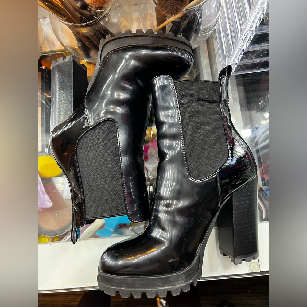 patent leather boots, super comfortable! Size 5 - Picture 3 of 4